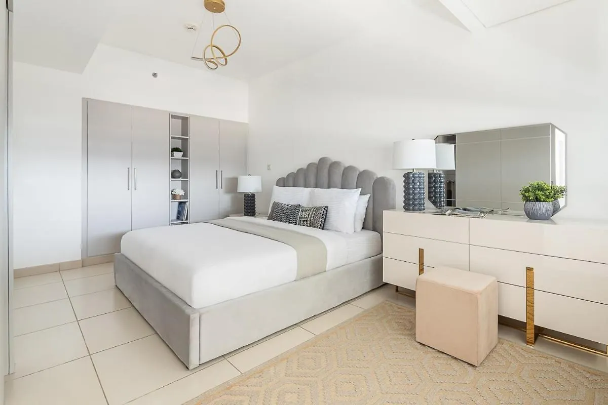 Frank Porter - The Lofts Apartment Dubai
